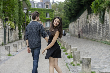 Frankreich, Paris, junges Paar in einer Gasse im Stadtteil Montmartre - AFVF01253