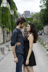 Frankreich, Paris, junges Paar in einer Gasse im Stadtteil Montmartre - AFVF01254