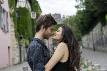 Frankreich, Paris, junges Paar in einer Gasse im Stadtteil Montmartre - AFVF01255