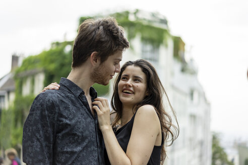 Frankreich, Paris, glückliches, verliebtes junges Paar im Viertel Montmartre - AFVF01257