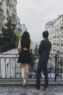 Frankreich, Paris, junges Paar im Viertel Montmartre - AFVF01262