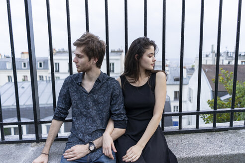 Frankreich, Paris, junges Paar bei einer Pause im Viertel Montmartre - AFVF01263