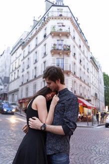 Frankreich, Paris, junges verliebtes Paar im Viertel Montmartre - AFVF01265