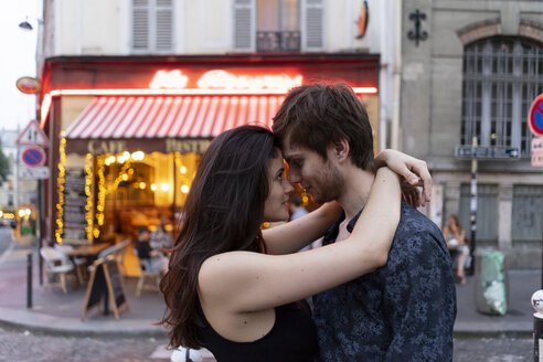 Frankreich, Paris, junges verliebtes Paar im Viertel Montmartre - AFVF01266