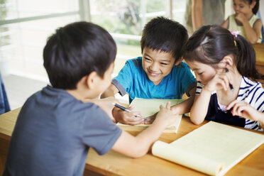 Eine Gruppe von Kindern in einem Klassenzimmer, die zusammenarbeiten, Jungen und Mädchen. - MINF04733