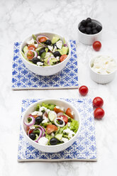 Zwei Schalen mit griechischem Salat - LVF07373