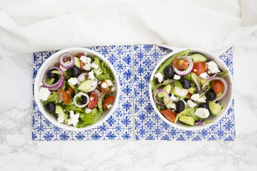 Zwei Schalen mit griechischem Salat - LVF07374