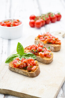 Bruschetta mit Tomate, Basilikum, Knoblauch und Weißbrot - LVF07377