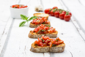 Bruschetta mit Tomate, Basilikum, Knoblauch und Weißbrot - LVF07379