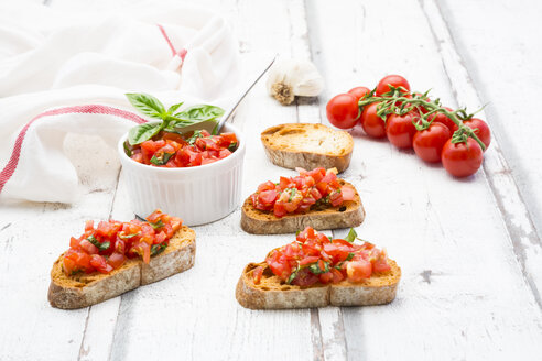 Bruschetta mit Tomate, Basilikum, Knoblauch und Weißbrot - LVF07381