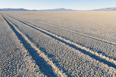 Reifenspuren auf der trockenen Oberfläche der Wüste. - MINF04764