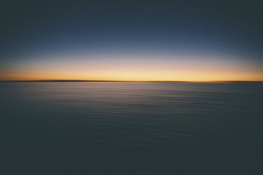 Der Blick über die Oberfläche der Bonneville Salt Flats in das Licht der Morgendämmerung. - MINF04765