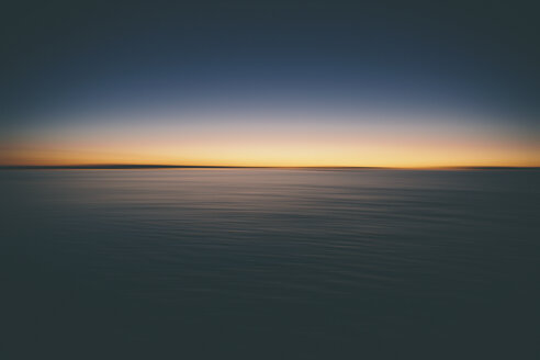 Der Blick über die Oberfläche der Bonneville Salt Flats in das Licht der Morgendämmerung. - MINF04765
