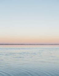Der Blick auf die klare Linie des Horizonts, wo das Land auf den Himmel trifft, über die überschwemmte Oberfläche der Bonneville Salt Flats. Dämmerlicht, - MINF04767