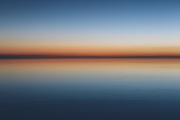 Der Blick auf die klare Linie des Horizonts, wo das Land auf den Himmel trifft, über die überschwemmte Oberfläche der Bonneville Salt Flats. Dämmerlicht, - MINF04768