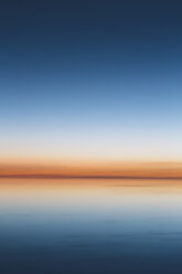 Der Blick auf die klare Linie des Horizonts, wo das Land auf den Himmel trifft, über die überschwemmte Oberfläche der Bonneville Salt Flats. Dämmerlicht, - MINF04769