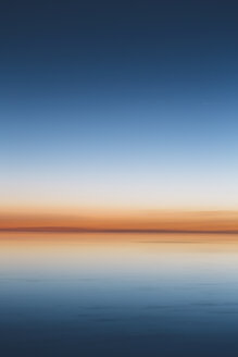 Der Blick auf die klare Linie des Horizonts, wo das Land auf den Himmel trifft, über die überschwemmte Oberfläche der Bonneville Salt Flats. Dämmerlicht, - MINF04769