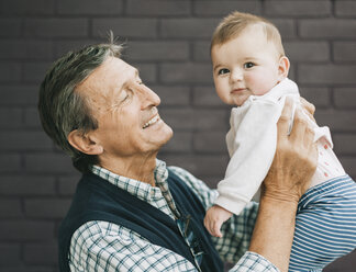 Ein Großvater und seine kleine Enkelin. - MINF04823