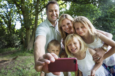 Familie mit drei Kindern, die ein Selfie machen. - MINF04898