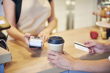 Nahaufnahme eines mit Kreditkarte zahlenden Kunden in einem Café - ABIF00859