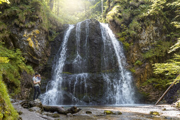 Father and daughter at Josefsthal waterfall - DIGF04717