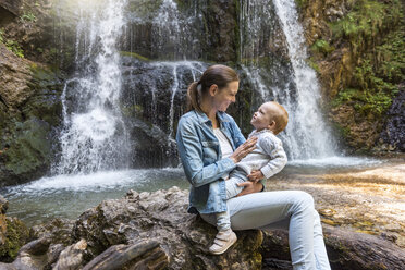 Mutter und Tochter am Josefsthaler Wasserfall - DIGF04722