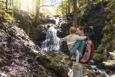 Mutter und Tochter am Josefsthaler Wasserfall - DIGF04723