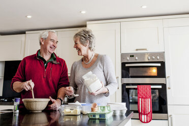 Älteres Paar backt gemeinsam in der Küche - CUF43815