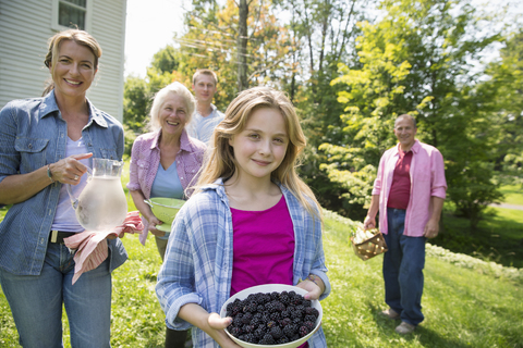 Ein sommerliches Familientreffen auf einem Bauernhof, ein gemeinsames Essen, eine Heimkehr., lizenzfreies Stockfoto