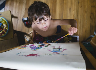 Ein Kind, ein Junge malt an einer Staffelei. - MINF05022