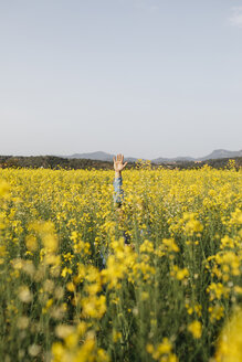 Spain, father and little son hiding in a rape field - JRFF01786