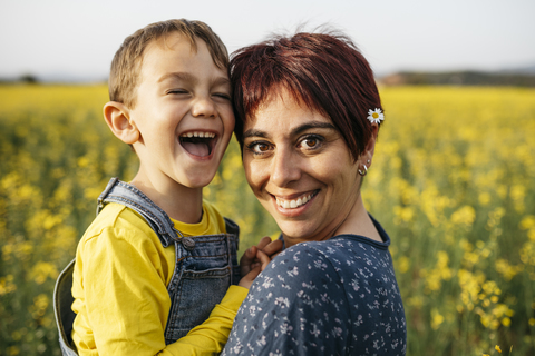 Porträt von Mutter und kleinem Sohn in einem Rapsfeld, lizenzfreies Stockfoto