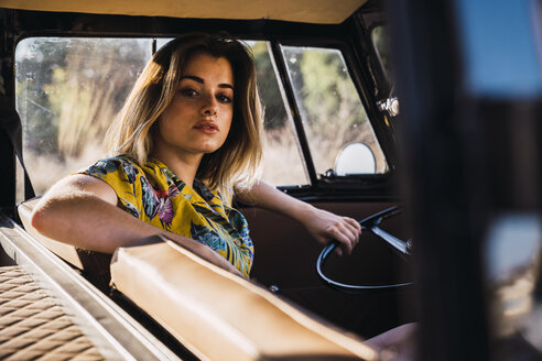 Porträt einer jungen Frau in einem Lieferwagen - KKAF01369