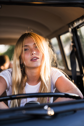 Porträt einer jungen Frau in einem Lieferwagen, lizenzfreies Stockfoto