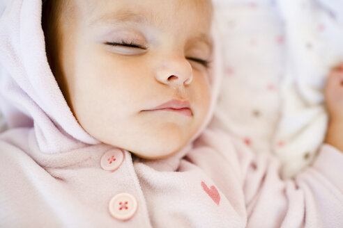 Ein kleines Mädchen liegt schlafend in einem Kinderbett. - MINF05122