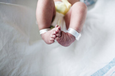 Nahaufnahme der Beine eines Neugeborenen, Kennzeichnungsbänder um die Knöchel. - MINF05186
