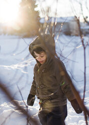 Junge, Kind im Mantel und im Schnee stehend. - MINF05268