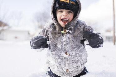 Junge, Kind im Mantel und im Schnee stehend. - MINF05269
