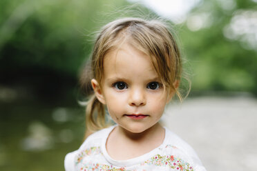 Porträt eines jungen Mädchens mit braunen Augen und Haaren, das in die Kamera schaut. - MINF05322