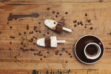 Hausgemachte Espresso Macchiato-Eislutscher mit einer Tasse Espresso und Kaffeebohnen auf einem hölzernen Hintergrund - GWF05628