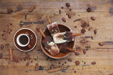 Hausgemachte Espresso und weiße Schokolade Eis Lutscher mit Winter Gewürze und Tasse Espresso auf hölzernen Hintergrund - GWF05635