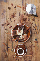 Hausgemachter Espresso und weiße Schokoladeneislutscher mit Wintergewürzen, Tasse Espresso und Espressomaschine auf Holzhintergrund - GWF05636