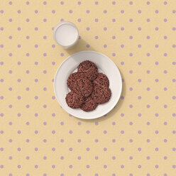 3D-Rendering, Schokoladenkekse auf Tischtuch mit Tupfen - UWF01473