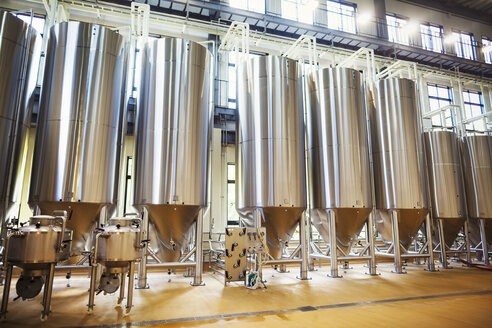 Reihe großer Biertanks aus Metall in einer Brauerei. - MINF05520