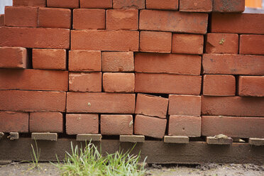 Stack of red bricks on a building site. - MINF05525