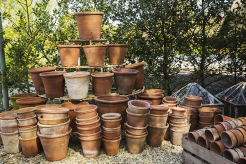 Ein großer Stapel von Terrakotta-Töpfen in einem Garten. - MINF05546