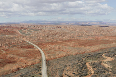 Comb Ridge liegt im Bears Ears National Monument mit Blick auf die Wüste und eine Straße durch die Ebene. - MINF05548