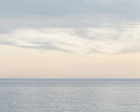 Das Meer, Blick auf den Horizont in der Abenddämmerung., lizenzfreies Stockfoto