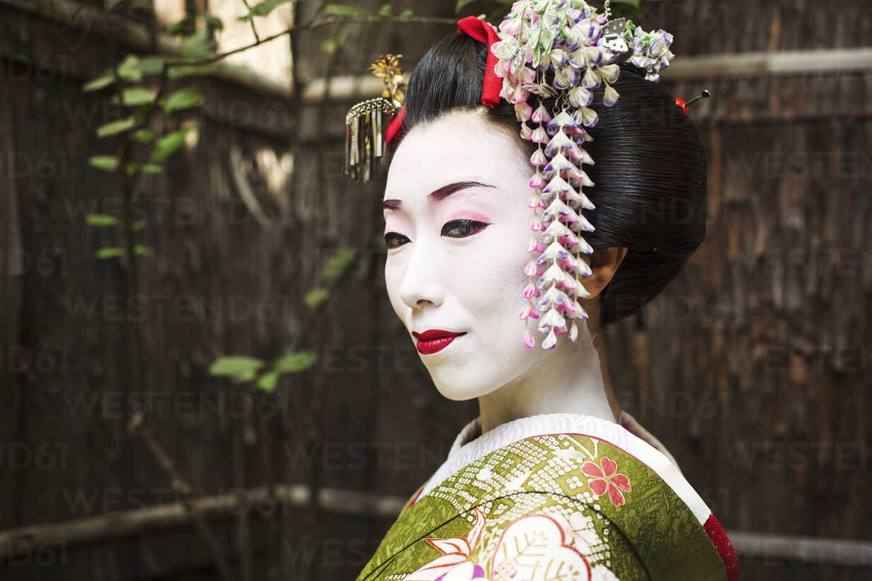 Glittering glamour of the sakkou hairstyle - Geishakai
