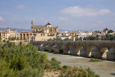 Spanien, Andalusien, Cordoba, Altstadt, Moschee-Kathedrale von Cordoba, Puente Romano, Römische Brücke - WIF03541